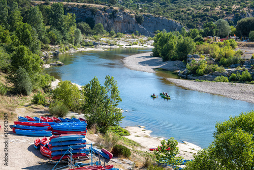 Des vacanciers partent en canoë le long du Gardon  photo