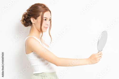 手鏡を持つ若い女性