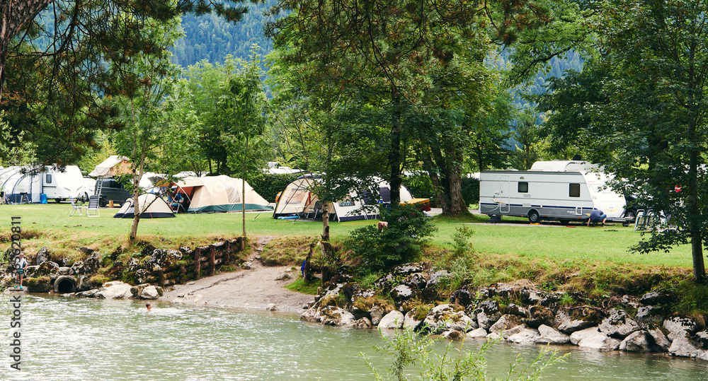 Schönes Camping mit Wohnwagen im Sommer am Fluss in Bergen Naturcamping  Stock-Foto | Adobe Stock