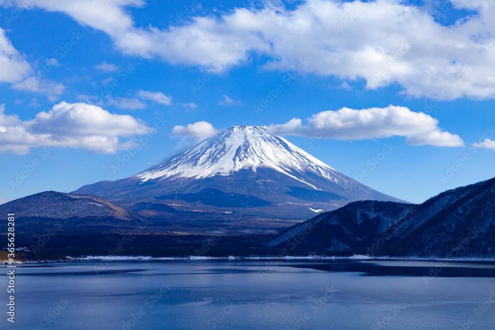 山梨県の本栖湖で眺める冬の富士山