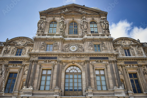 Fachada del museo del Louvre en Paris