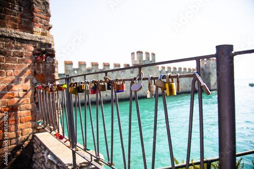 Liebesschlösser hängen an Brücke, Italien