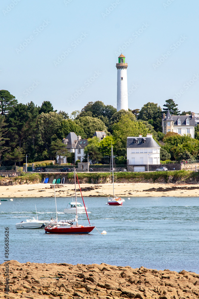 Sainte-Marine. Combrit. Vue sur l'Odet et le phare de Bénodet depuis le sentier côtier. Finistère. Bretagne	