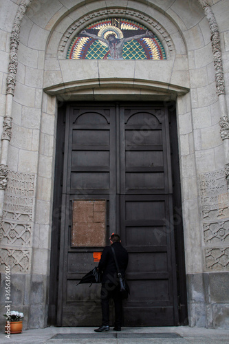 Man entering in a building in Krakow © Laiotz