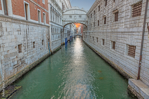 Φωτογραφία View on the Ponte dei Sospiri in Venice during daytime