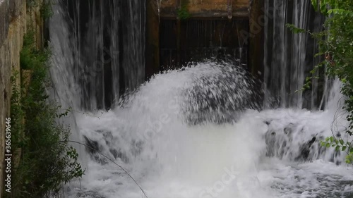 Agua en una esclusa del Canal de Castilla photo