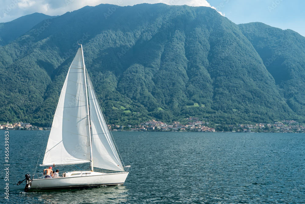 Naklejka premium Sail boat on Lake Como