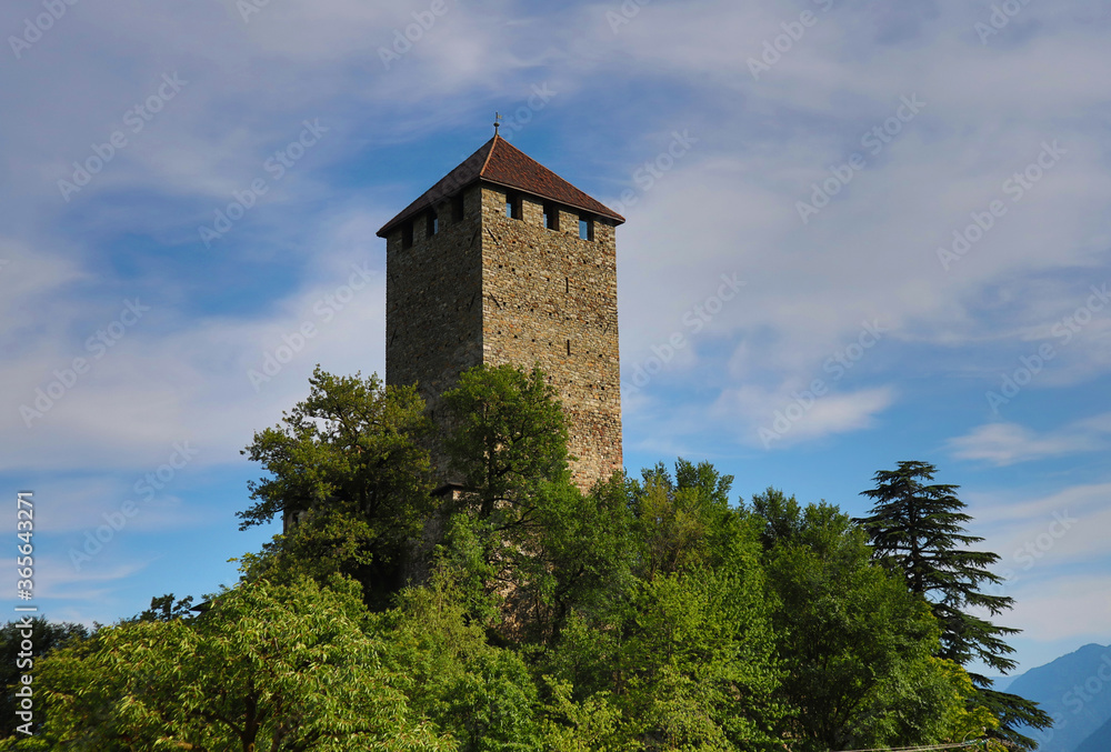 Fototapeta premium Dorf Tirol, Schloss Tirol, Südtirol, Alto Adige, Burggrafenamt, Meraner Land, Bergfried, Wahrzeichen