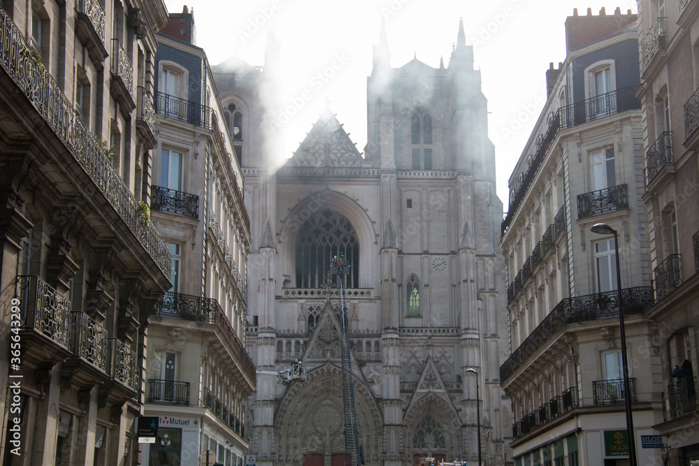 Fototapeta premium Cathédrale de Nantes en feux 