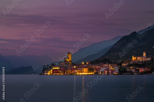 Malcesine - Sonnenuntergang / Abenddämmerung mit Lichtern der Stadt und Burg / sul Garda