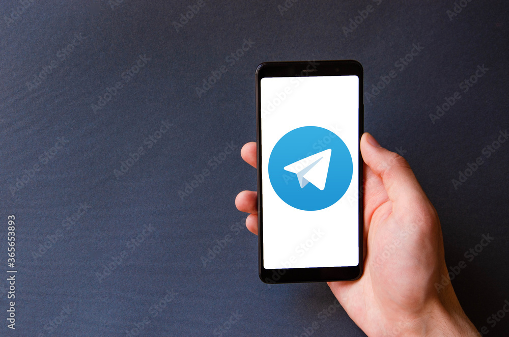 Ταπετσαρία A male hand holds a smartphone, points a finger, types