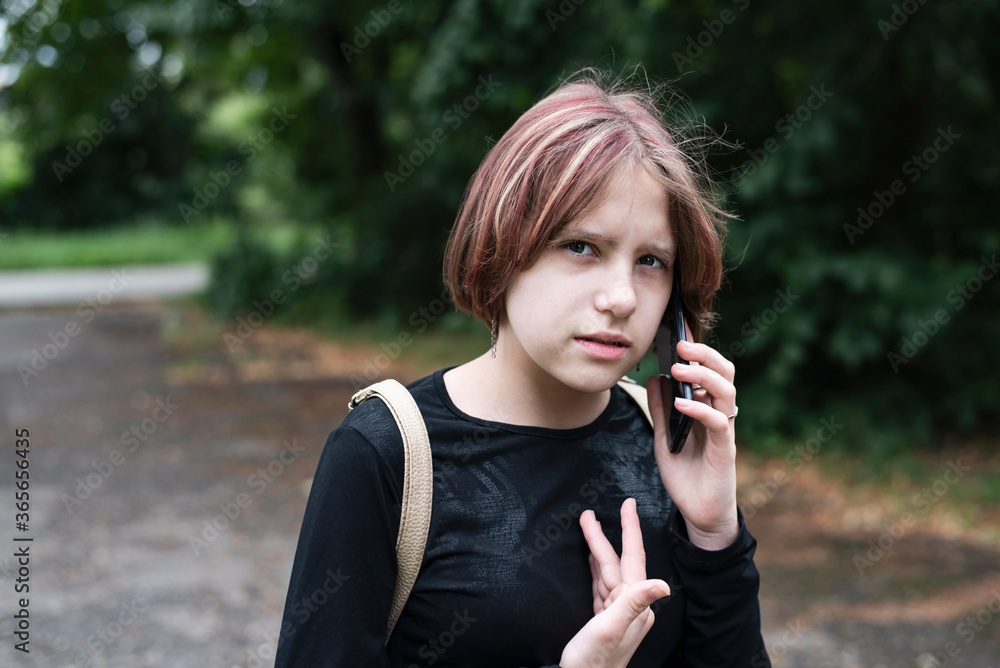 Φωτογραφία The teenage girl emotionally talks to her mother on the phone, and justifies why she did not come home on time when she promised