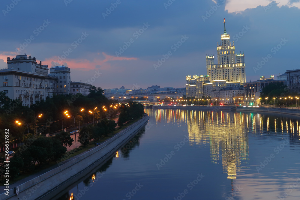 Obraz premium Moscow night panorama with Kotelnicheskaya skyscraper at Moscow river.