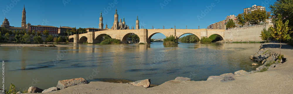 Obraz premium Cathedral-Basilica of Our Lady of the Pillar and stone bridge Puente de Piedra over the river Ebroin in Zaragoza,Spain,Europe 
