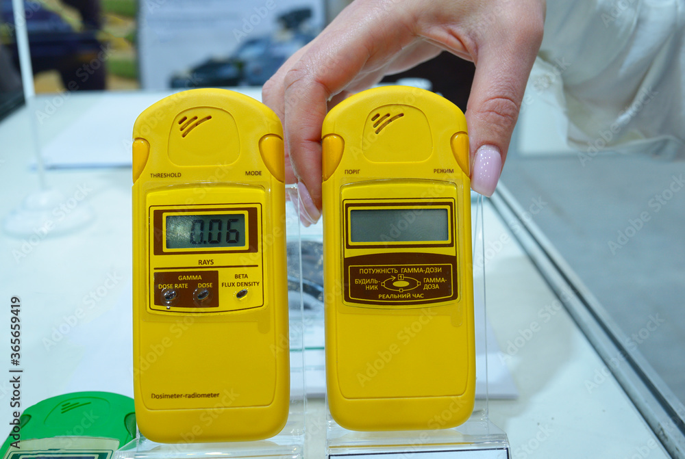 Φωτογραφία Woman hand holding personal dosimeter-radiometers for measuring levels of radiation