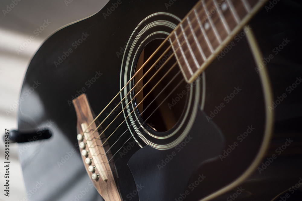 Obraz premium Acoustic guitar on gray background closeup