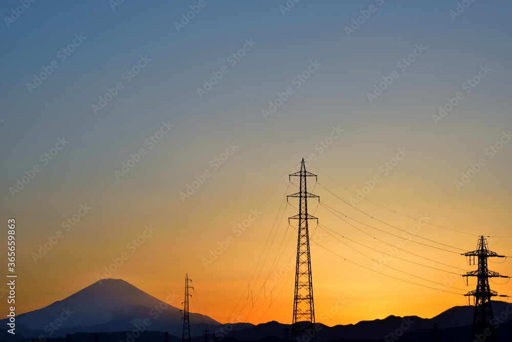夕焼け時の茜色の空と富士山のシルエット