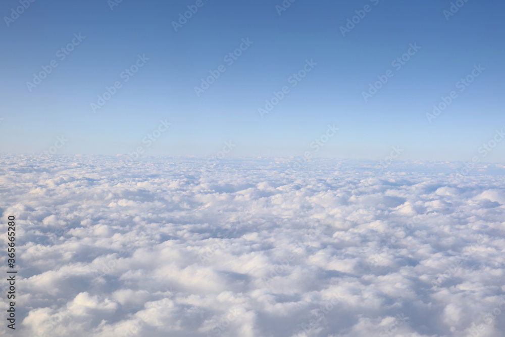 遥か彼方へ続く青空と雲海