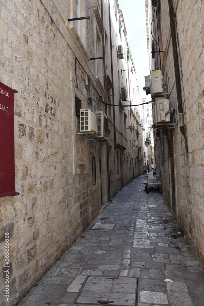 Obraz premium narrow pathway between the walls (Croatia)