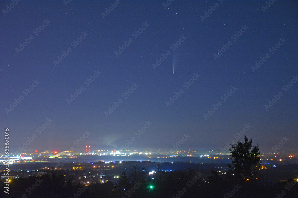 Kometa C/2020 F3 NEOWISE nad panoramą miasta Krakowa widziana z Wieliczki
