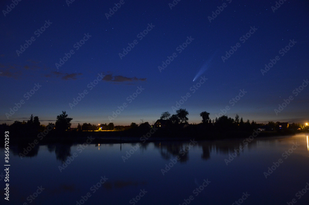 Kometa C.2020 F3 NEOWISE na wieczornym niebie z odbiciem w wodzie na jeziorze. - obrazy, fototapety, plakaty 