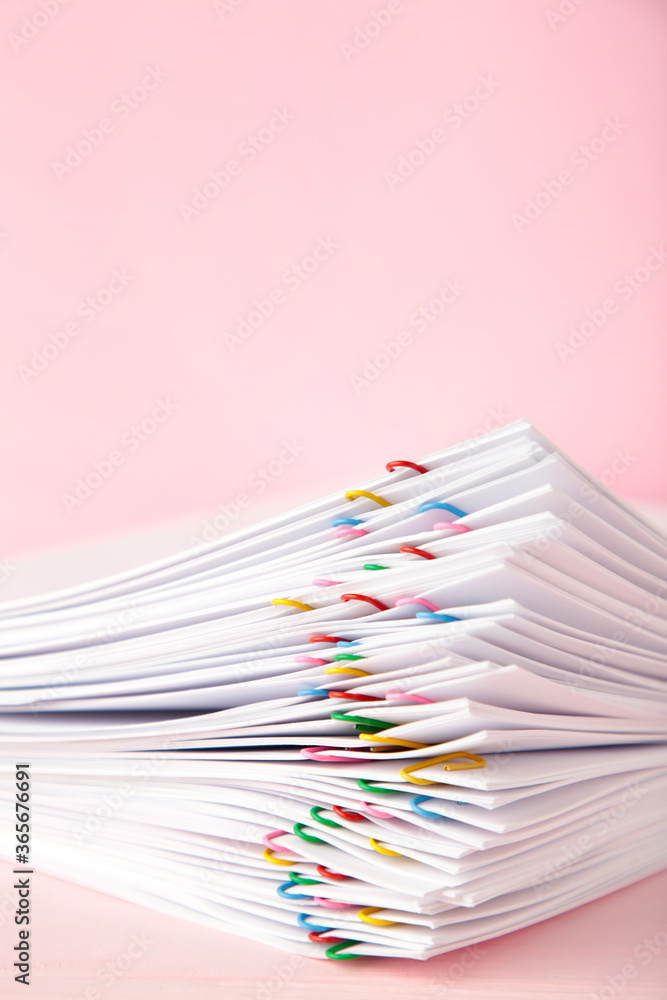 Stack of white paper with clips on pink background. Vertical foto Stack of white paper with clips on pink background. Vertical foto