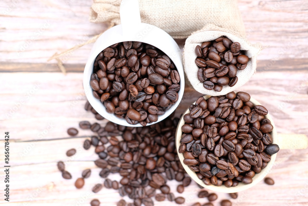 Fototapeta premium coffee cup and coffee beans on wood table