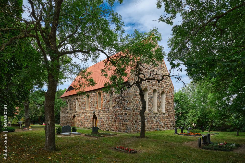 Denkmalgeschützte Dorfkirche in Cremzow
