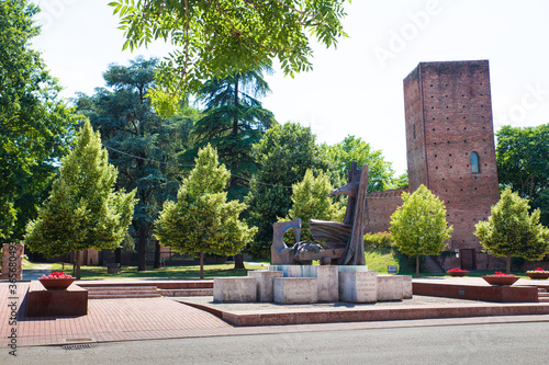 Foto Italian city of Rovigo with the ruins of its castle in a summer day