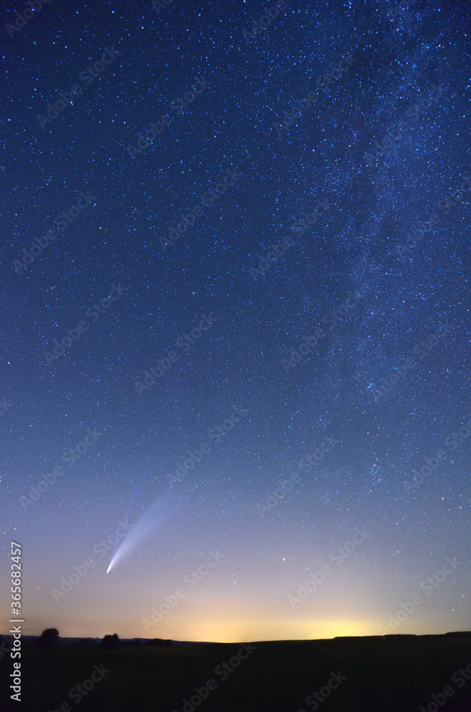 Kometa C/2020 F3 NEOWISE i Droga Mleczna na nocnym niebie 