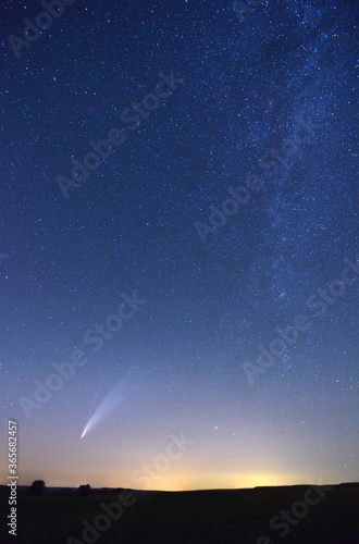 Kometa C/2020 F3 NEOWISE i Droga Mleczna na nocnym niebie 