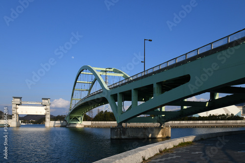 橋と水門 © 裕子 岡