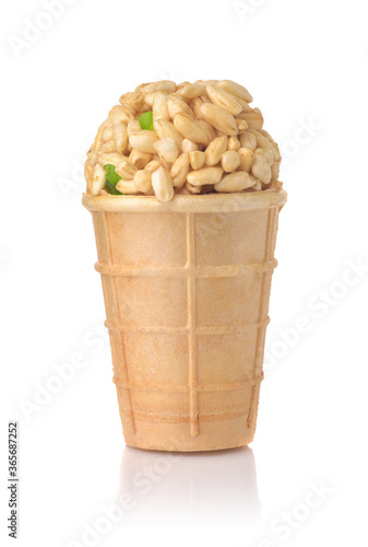 Foto Caramelized puffed rice with candied fruits in wafer cup
