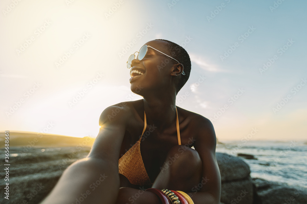 Woman having great time on beach vacation - obrazy, fototapety, plakaty 