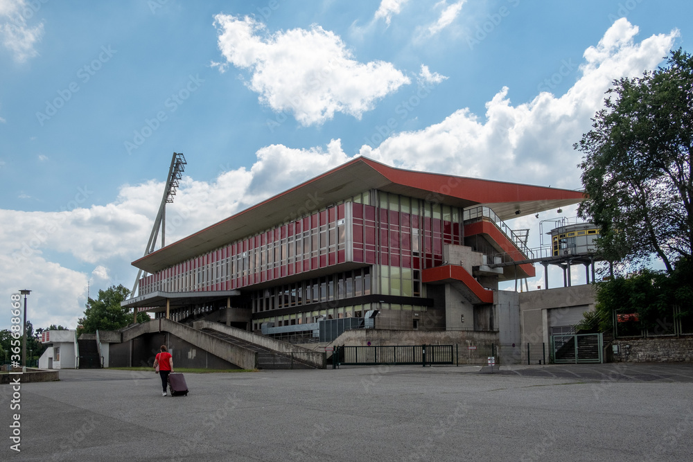 Rückwärtige Ansicht der Haupttribüne am Stadion im Friedrich-Ludwig-Jahn-Sportpark in Berlin-Prenzlauer Berg. Das Stadion soll abgerissen werden.