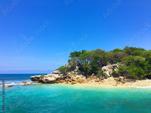 Fototapeta Naklejka Na Ścianę i Meble -  Small pocket beach in tropical paradise