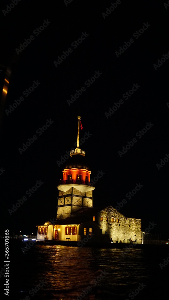 Fototapeta premium Maiden's tower at night, symbol of Istanbul, Turkey
