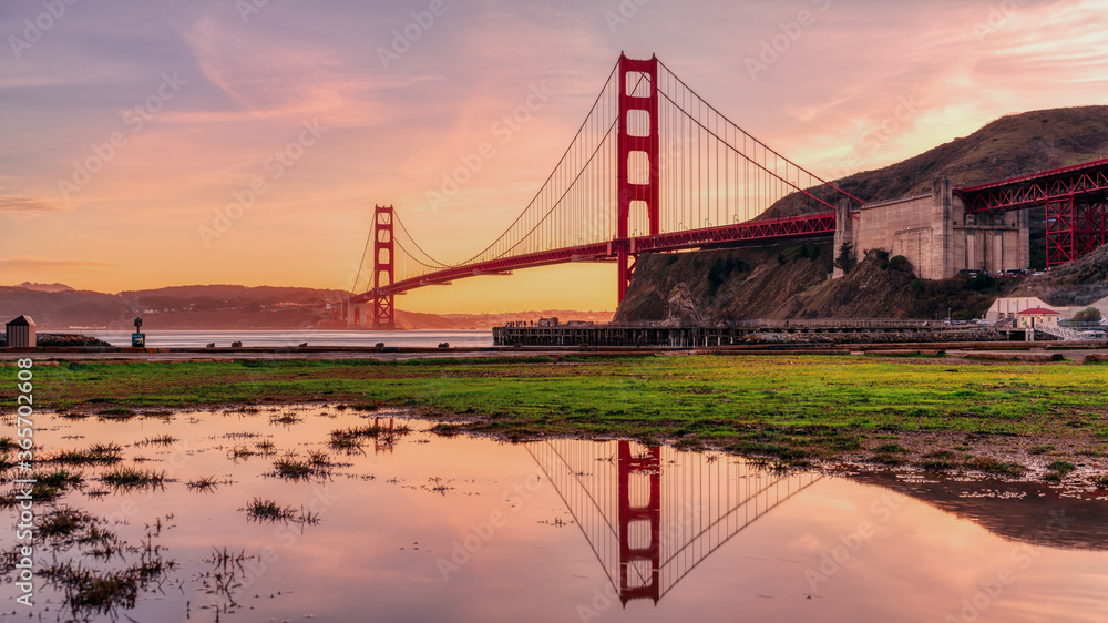 Obraz premium Golden Gate bridge at sunset