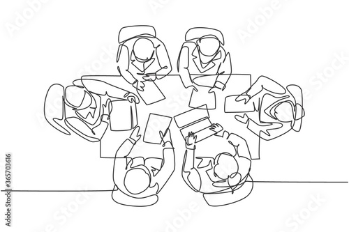 Single continuous single line drawing team of doctors held a conference at meeting room to discuss the hospital work programs, top view. Medical care concept one line draw design vector illustration