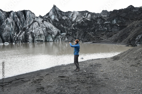 An einer Gletscherfront, an einem der vielen Ausläuferndes Vatnajökull, Island - Der Vatnajökull ist der größte Inlandsgletscher Europas. Er ist ca. 160 Km lang und schwindet wegen des Klimawandels.