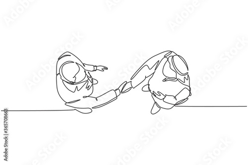 Single continuous line drawing of young happy muslim business man handshake his partner top view. Arab middle east businessmen with shmagh kandura robe cloth. One line draw design vector illustration