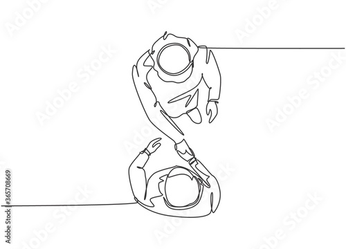 Single continuous line drawing of young muslim business man shake hand his colleague from top view. Arab middle east businessmen with shmagh thawb robe cloth. One line draw design vector illustration