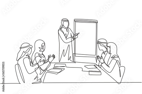 One single line drawing of young happy muslim manager do presentation at team meeting. Saudi Arabia cloth shmag, kandora, headscarf, thobe, ghutra. Continuous line draw design vector illustration