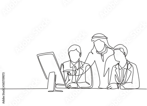 Single continuous line drawing of young muslim businessman watching business presentation from his partners. Arab middle east cloth shmagh, thawb, robe. One line draw design vector illustration