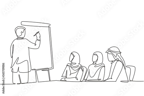 One single line drawing of young happy muslim learning business strategy from consultant. Saudi Arabia cloth shmag, kandora, headscarf, thobe, ghutra. Continuous line draw design vector illustration