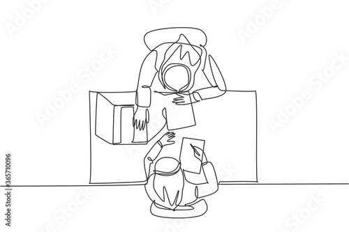 One single line drawing of young happy muslim businessman discussing contract deal with colleague, from top view. Saudi Arabia cloth headscarf, thobe. Continuous line draw design vector illustration
