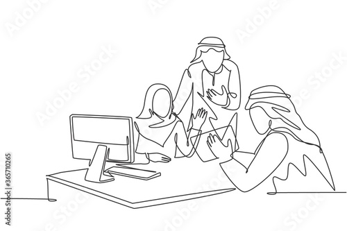 One continuous line drawing of young muslim business team members discussing product promotion strategy. Islamic clothing shemag  kandura  scarf  keffiyeh. Single line draw design vector illustration