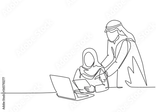 One single line drawing of young happy muslim couple manager teach to analyze data from database. Saudi Arabia cloth kandora, headscarf, thobe, hijab. Continuous line draw design vector illustration