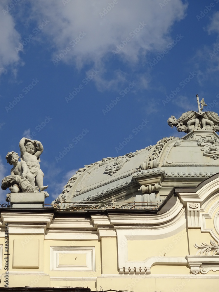 Obraz premium statues on the roof