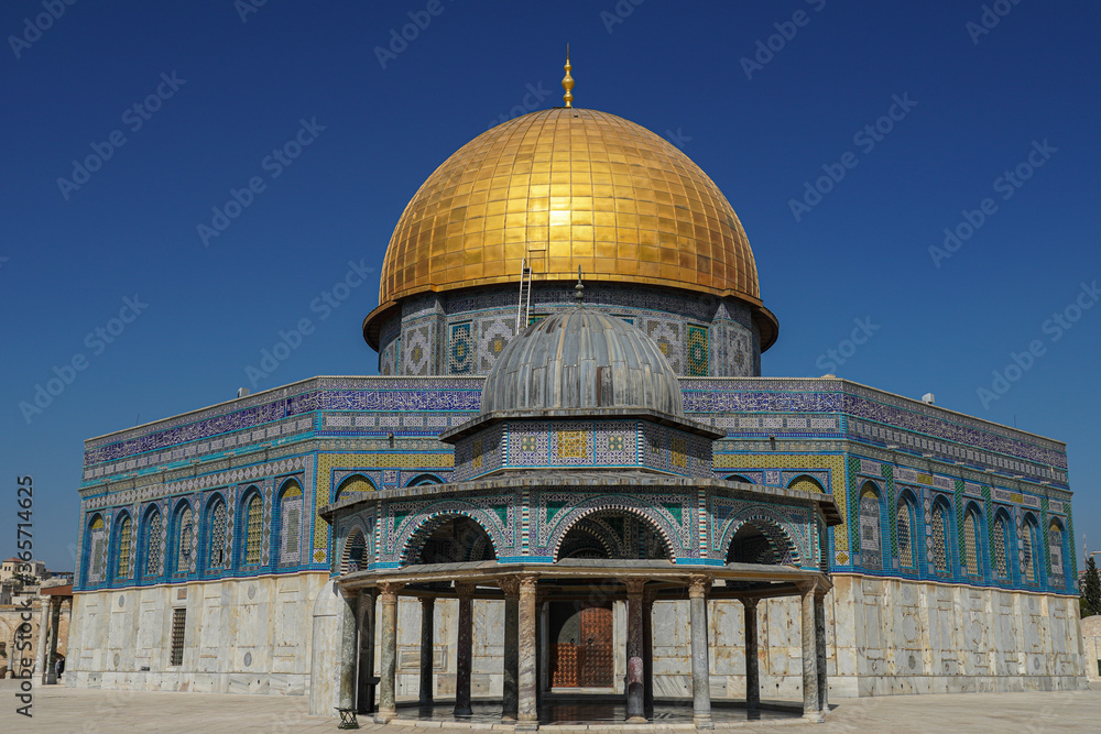 Obraz premium The mosque Dome of the Rock, on the Temple Mount in the Old City of Jerusalem, Israel